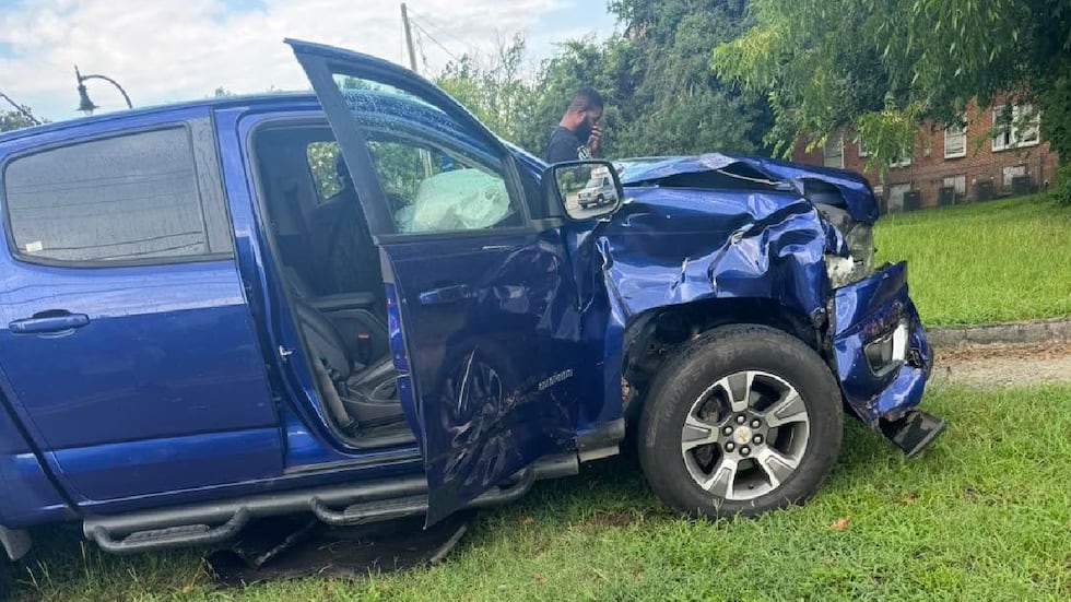 Crews respond to Goldsboro car crash with injuries