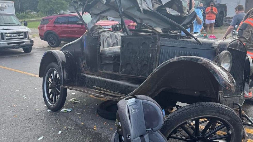 Crews respond to Goldsboro car crash with injuries